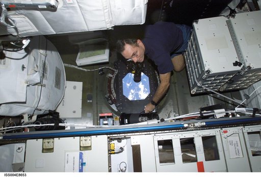 Walz takes Earth OBS photos from U.S. Laboratory window during Expedition Four