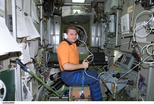 Onufrienko at COMM system in the SM during Expedition Four