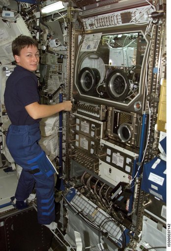 Whitson works at the MSG in the U.S. Laboratory during Expedition Five