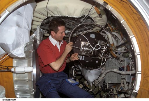 Treschev disassembles the Plasmakristall Telescience Apparatus in the SM during Expedition Five