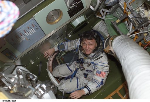 Whitson moves through hatch in the Soyuz Spacecraft during Expedition Five on the ISS