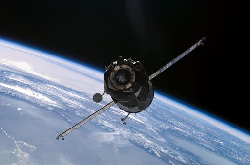 View of Soyuz TMA-1/5S arrival to the ISS during Expedition Five