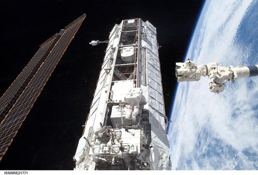 Lopez-Alegria works on P1 truss on the ISS during EVA