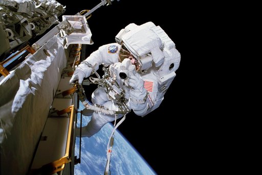 Pettit takes picture during EVA-2 on Expedition Six