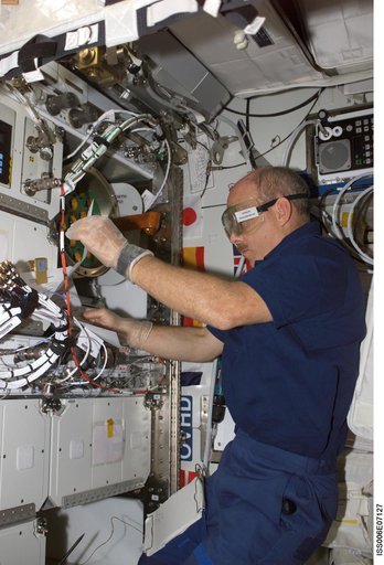 Expedition Six Commander Bowersox working with Zeolite Crystal Growth in U.S. Lab