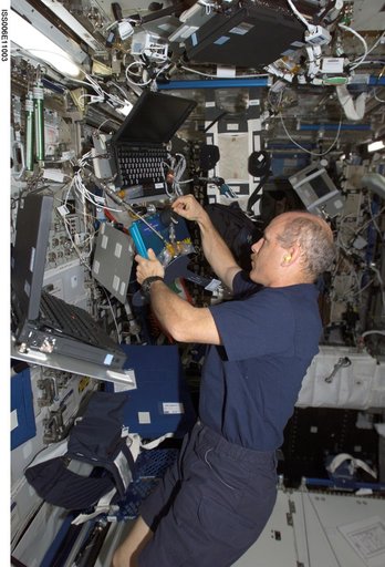 Bowersox works with the Flight Calibration Unit in the U.S. Laboratory during Expedition Six