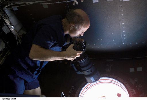 Bowersox takes pictures of Earth from the nadir window of Destiny during Expedition Six