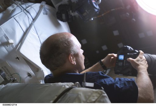 Bowersox takes pictures of Earth from the window in Destiny during Expedition Six