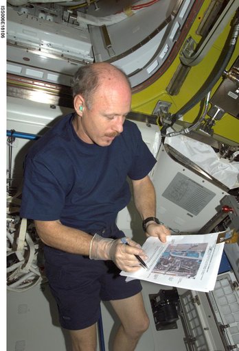 Bowersox looks over O2 / N2 system paperwork in the Airlock during Expedition Six