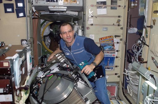 Flight Engineer Donald R. Pettit performs IFM on the TVIS in the SM during Expedition Six