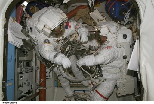 Pettit and Bowersox complete EVA dry-run activities in the Airlock during Expedition Six