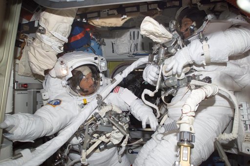 Pettit and Bowersox complete EVA dry-run activities in the Airlock during Expedition Six