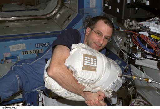 Pettit completes WRM and CWC functions in the U.S. Laboratory during Expedition Six