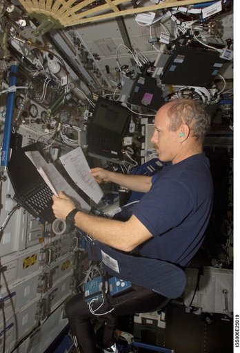 Bowersox prepares for the FOOT experiment in Destiny during Expedition Six
