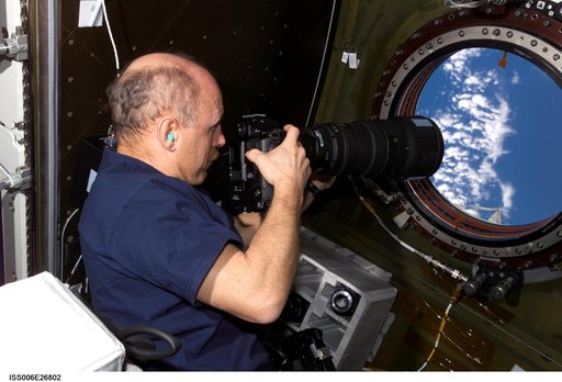 Bowersox photographs the Earth from the nadir window in Destiny during Expedition Six