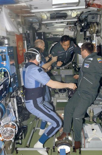 Edward Lu floats in SM assisted by Kenneth Bowersox