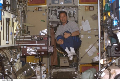 Expedition Seven Science officer Lu tumbles in Zvezda module