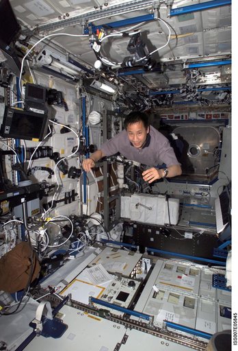 Expedition Seven Science Officer Ed Lu flies throught the Destiny laboratory