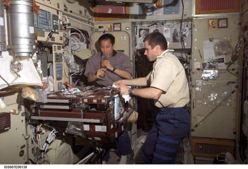Expedition Seven CDR Malenchenko and Science Officer Lu share meal in Zvezda