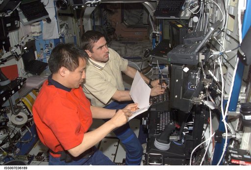 Expedition Seven CDR Malenchenko and Sciece Officer Lu at SSRMS controls