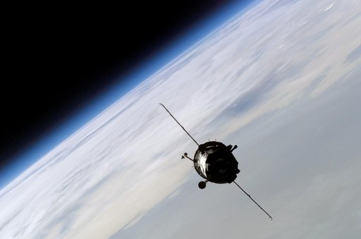 Soyuz TMA-3/7S approach