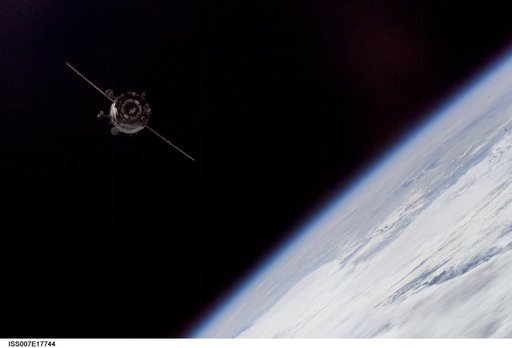 Soyuz TMA-3/7S approach