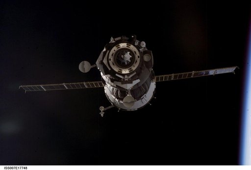 Soyuz TMA-3/7S approach