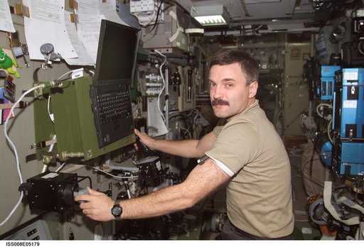 Kaleri works with the Pilot experiment during Expedition 8