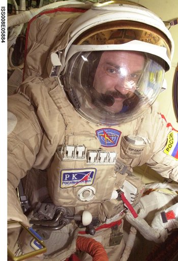 Kaleri during Orlan suit-up dry run in Pirs DC during Expedition 8