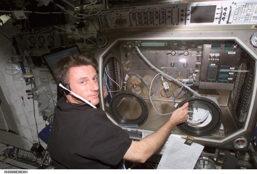 Foale conducts MSG setup for PFMI experiment in U.S. Lab during Expedition 8