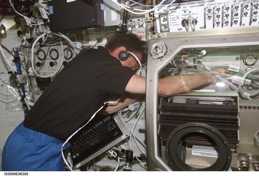 Foale conducts MSG setup for PFMI experiment in U.S. Lab during Expedition 8