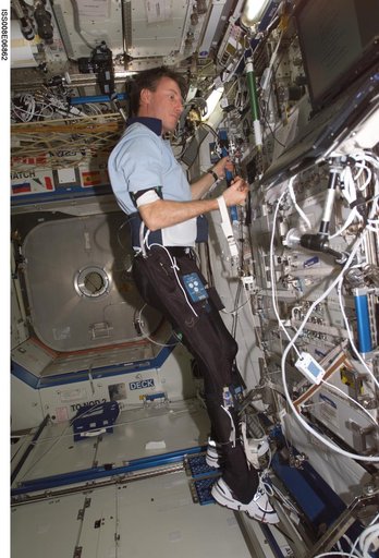 Foale performs FOOT experiment OPS in the U.S. Lab during Expedition 8