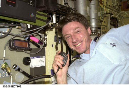Foale talks on the ARISS Ham Radio in the SM during Expedition 8