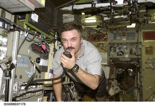 Kaleri talks on the ARISS Ham Radio in the SM during Expedition 8