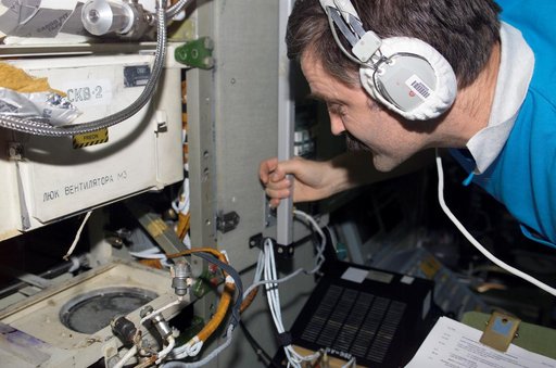 Kaleri works on the SKV-2 AC in the SM during Expedition 8