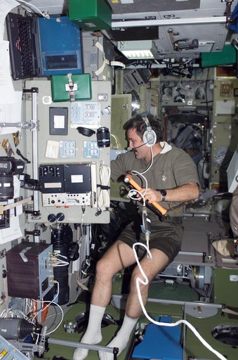 Kaleri takes cabin pressure check readings in the SM during Expedition 8