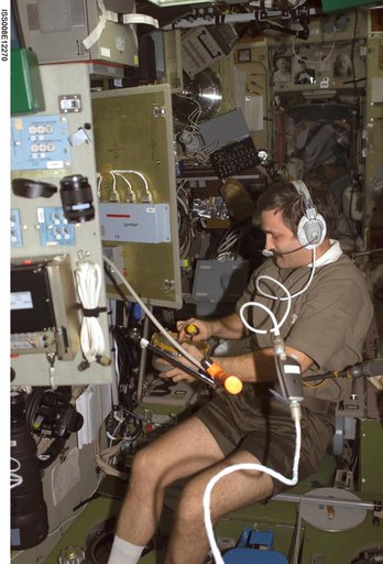 Kaleri takes cabin pressure check readings in the SM during Expedition 8