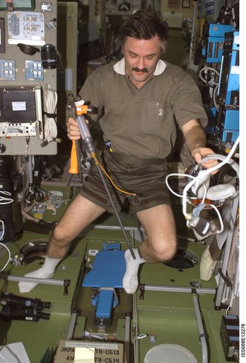 Kaleri takes cabin pressure check readings in the SM during Expedition 8