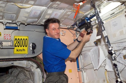 Foale works with the SPHERES Beacon / Beacon Tester in Node 1 during Expedition 8