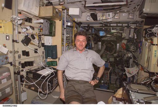 Foale poses in the SM during Expedition 8