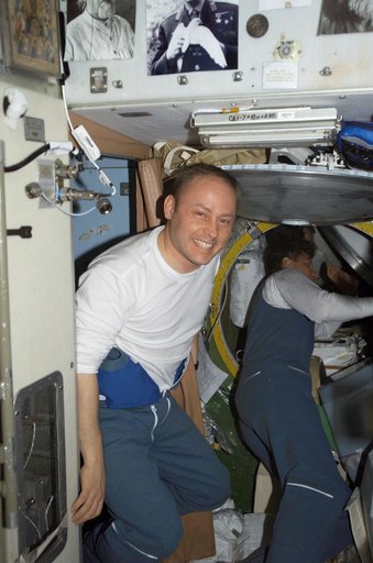 Fincke enters the SM during Expedition 9 / Expedition 8