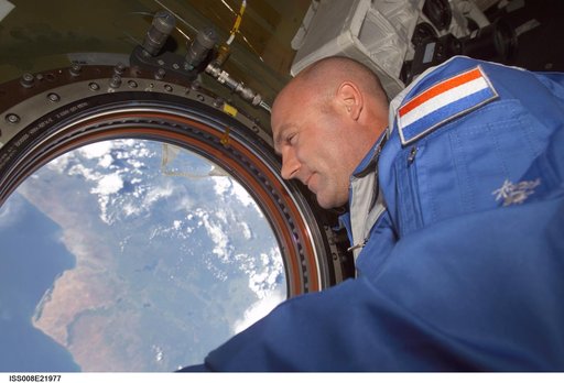 Kuipers poses beside the photo quality window in the U.S. Lab during EXP 9 / EXP 8
