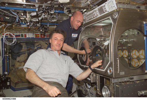 Foale and Kuipers work at the MSG during EXP 8 / EXP 9
