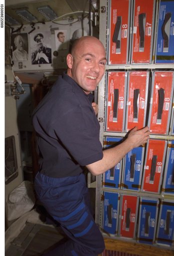 Kuipers retrieves a food locker at mealtime in the SM during EXP 8 / EXP 9