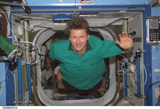 Padalka waves hello from the U.S. Lab during EXP 8 / EXP 9