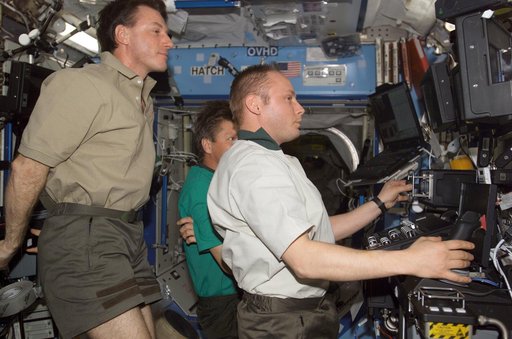 Foale observes Fincke as he works the SSRMS controls in the U.S. Lab during EXP 8 / EXP 9