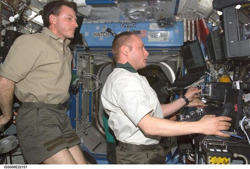 Foale observes Fincke as he works the SSRMS controls in the U.S. Lab during EXP 8 / EXP 9