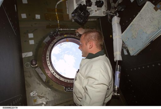 Fincke peers through the photo window in U.S. Lab during EXP 8 / EXP 9
