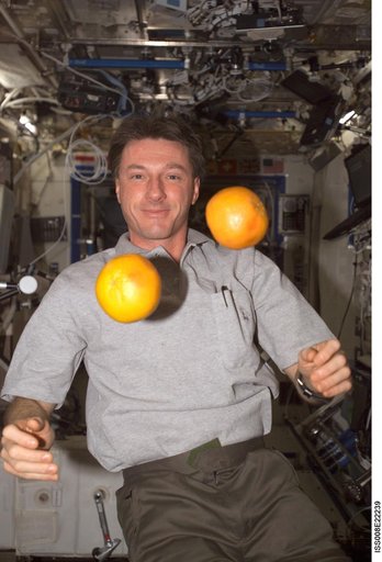 Foale juggles citrus fruit in the U.S. Lab during Expedition 8