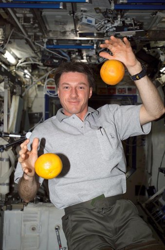 Foale juggles citrus fruit in the U.S. Lab during Expedition 8